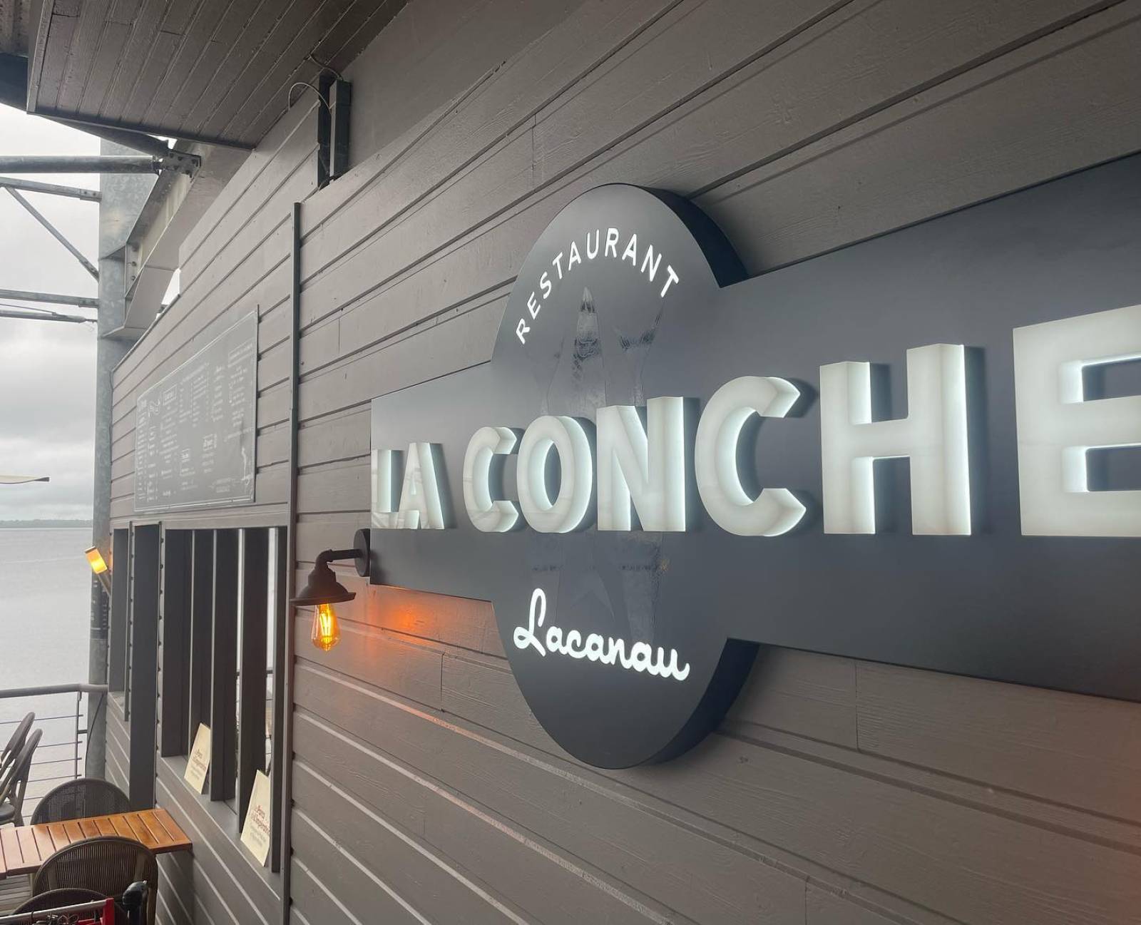 Fabrication et pose d'enseigne lumineuse extérieure pour restaurant à Lacanau Médoc