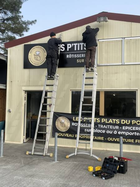 Fabrication et pose d’enseigne pour une rôtisserie au Porge
