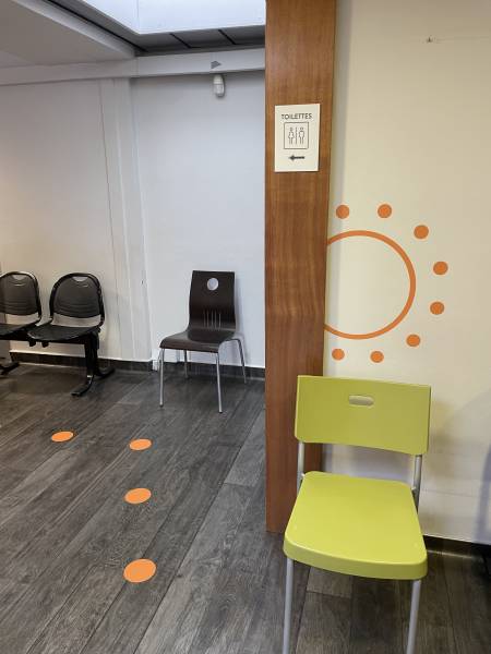 Pose d’un marquage au sol adhésif intérieur pour guider les patients dans un centre de radiologie à Mérignac (Gironde).