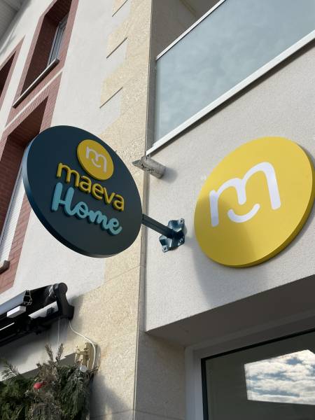 faire et poser une enseigne en drapeau pour agence immobilière dans le médoc