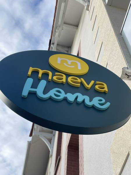 Tout savoir sur la fabrication et la pose d’une enseigne en drapeau non-lumineuse pour votre commerce