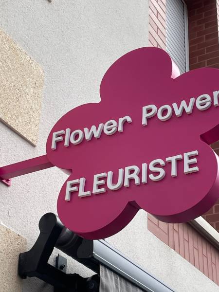 Enseigne drapeau double face pour une fleuriste à Lacanau-Océan