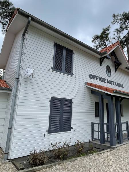 Lettrage en PVC découpé 30 mm, laqué RAL 7016, posé sur façade en bardage Un rendu sobre, élégant et parfaitement lisible, adapté à l’univers notarial.