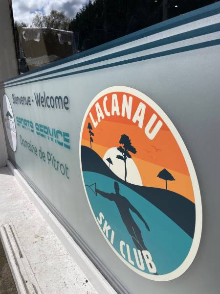 Adhésif logo sur vitrine de magasin à Lacanau