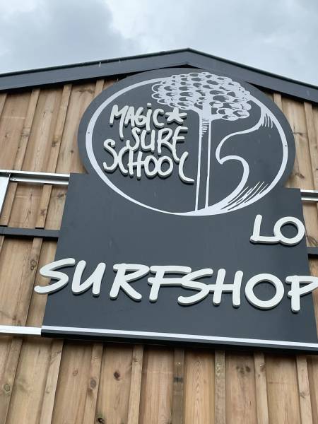 Enseigne fond alu bords pliés lettrage pvc, réalisation et pose à l'école de surf MAgic Surf School à Lacanau