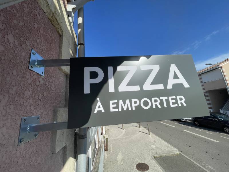 création et pose d'une enseigne en drapeau recto verso pour un restaurant au TAillan Médoc