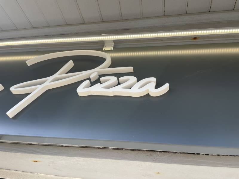 Réalisation d'une enseigne lumineuse personnalisée pour une Pizzeria à la plage