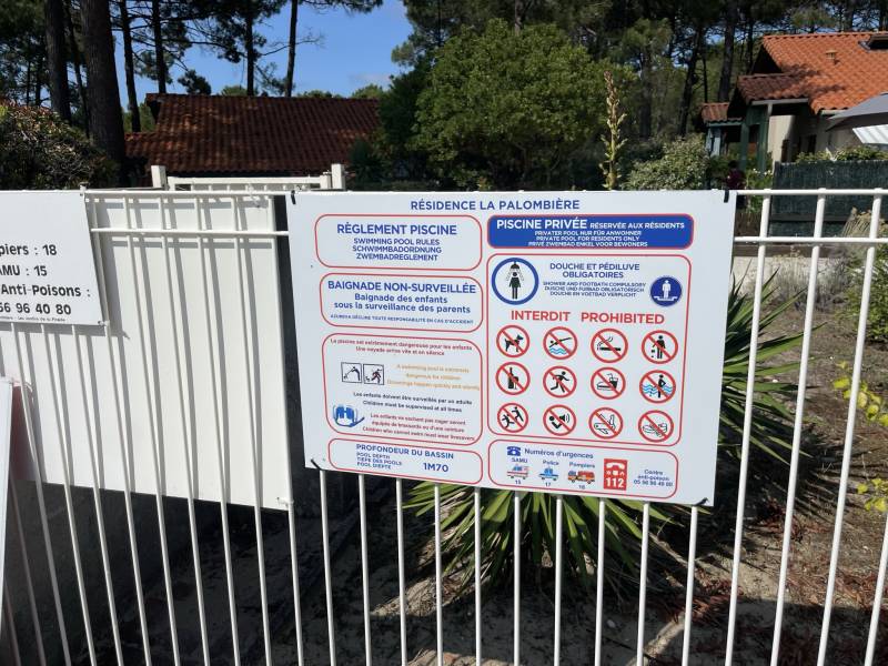 panneau de règlements pour piscine de résidence à Hourtin